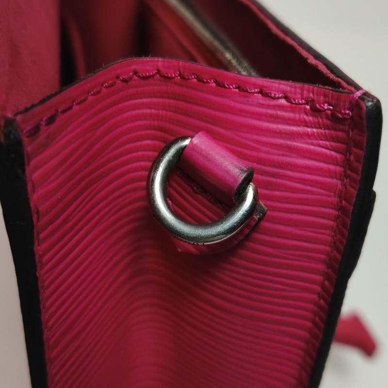 Louis Vuitton (LV) Louise牛皮純色字母logo水波紋woc斜挎包-12