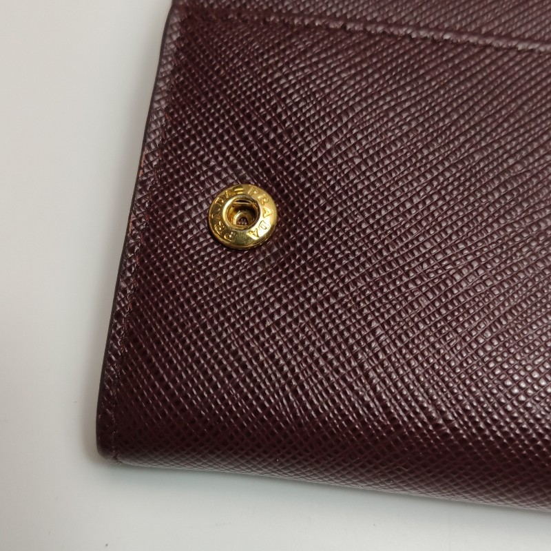Prada Cahier牛皮純色字母Logo插扣錢包-8