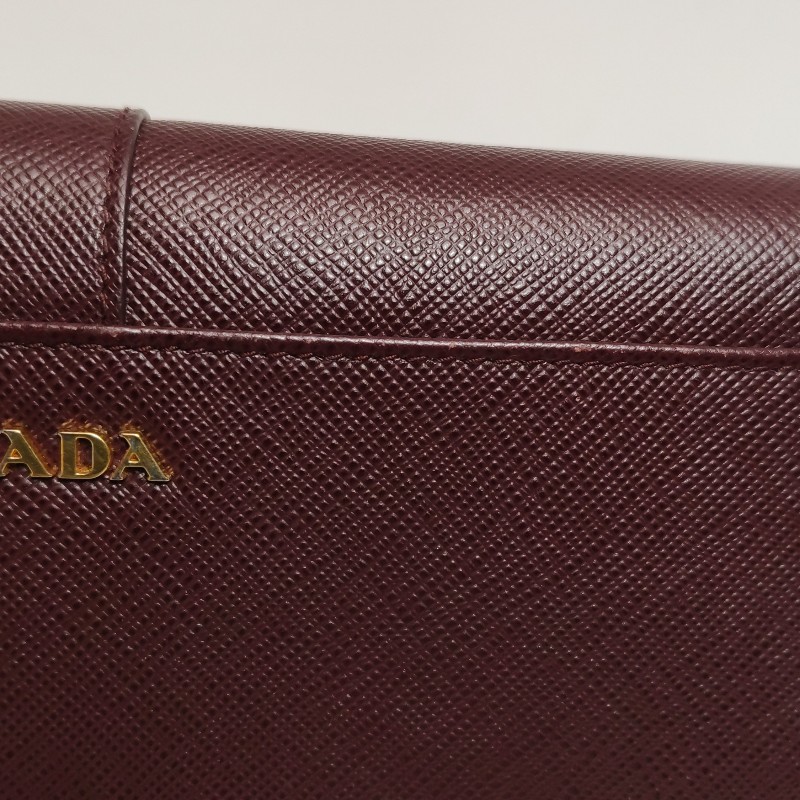 Prada Cahier牛皮純色字母Logo插扣錢包-14