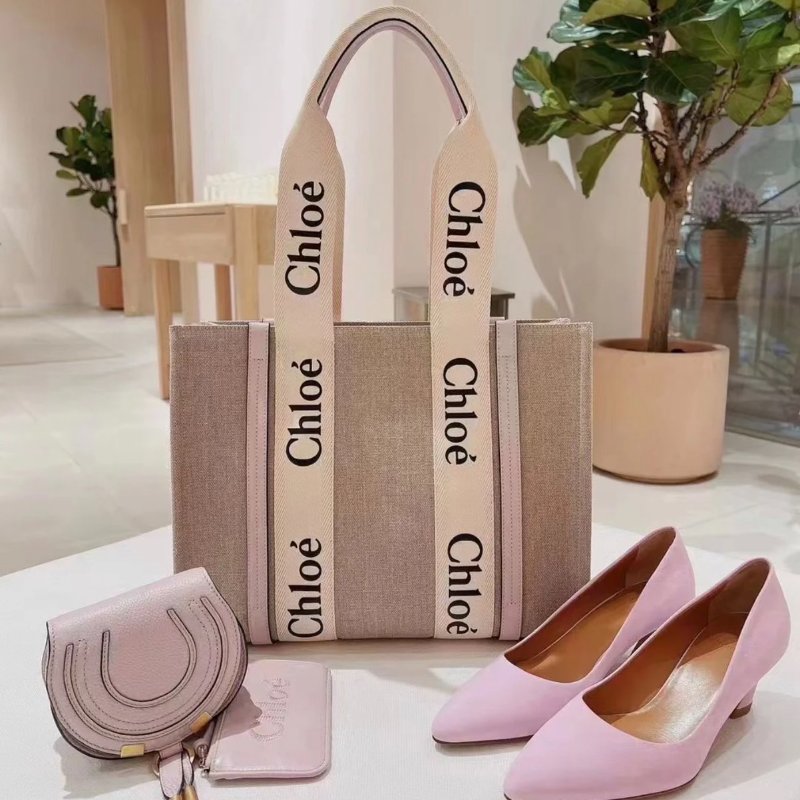 🎉新品好折扣✨Chloe 中款皮革飾邊絲帶棉質 Woody 包 粉色-1
