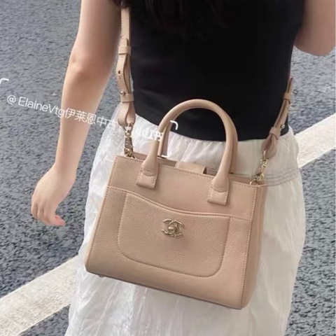 Chanel/香奈兒 23開奶茶色金扣荔枝紋牛皮mini郵差托特包可手提斜挎包