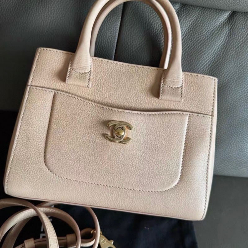Chanel/香奈兒 23開奶茶色金扣荔枝紋牛皮mini郵差托特包可手提斜挎包-1
