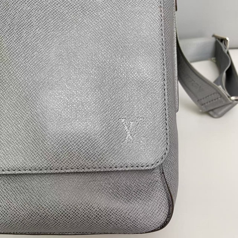 LV路易威登 男士 灰色牛皮荔枝紋郵差包 斜背包肩背包-6