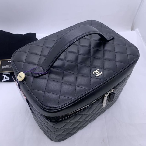 Chanel香奈兒黑金羊皮化妝包手提款 大容量 鐳射22開 時尚優雅  尺寸 20*14*15 ，配件塵袋身份卡#Chanel#香奈兒