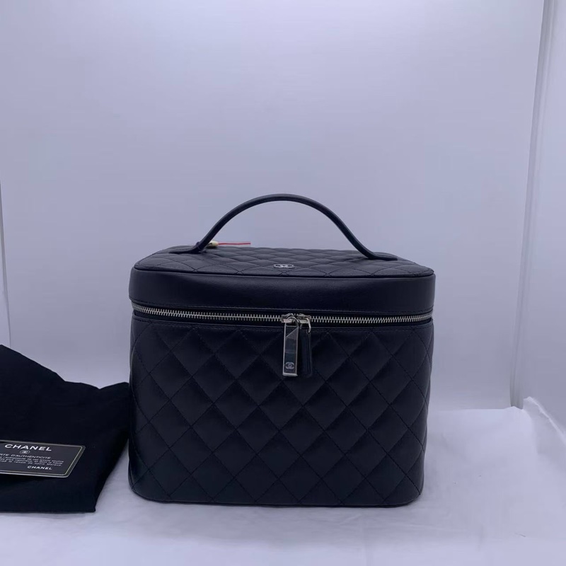 Chanel香奈兒黑金羊皮化妝包手提款 大容量 鐳射22開 時尚優雅 尺寸 20*14*15 ,配件塵袋身份卡#Chanel#香奈兒-1