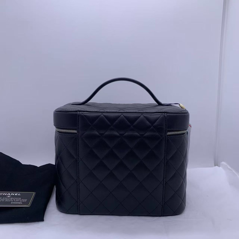 Chanel香奈兒黑金羊皮化妝包手提款 大容量 鐳射22開 時尚優雅  尺寸 20*14*15 ，配件塵袋身份卡#Chanel#香奈兒-2
