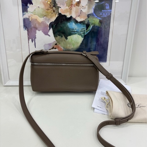 Loro Piana L19 大象灰銀色 23年購證 尺寸：19×11×6.5cm
