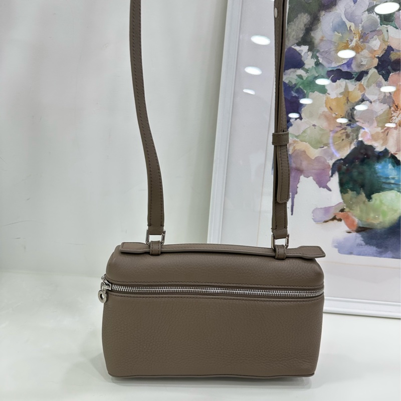 Loro Piana L19 大象灰銀色 23年購證 尺寸:19×11×6.5cm-1