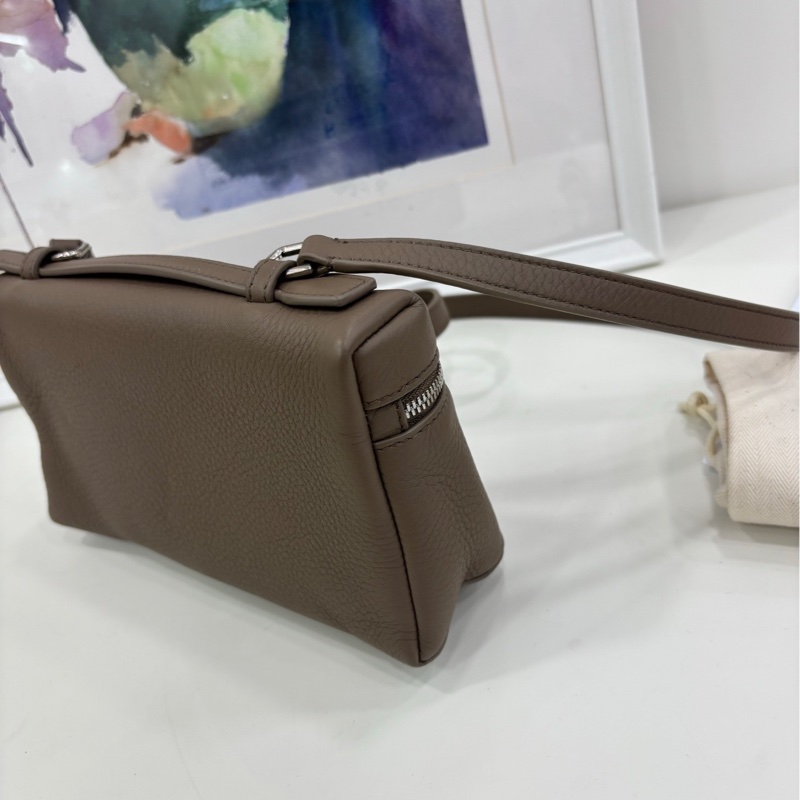 Loro Piana L19 大象灰銀色 23年購證 尺寸:19×11×6.5cm-3