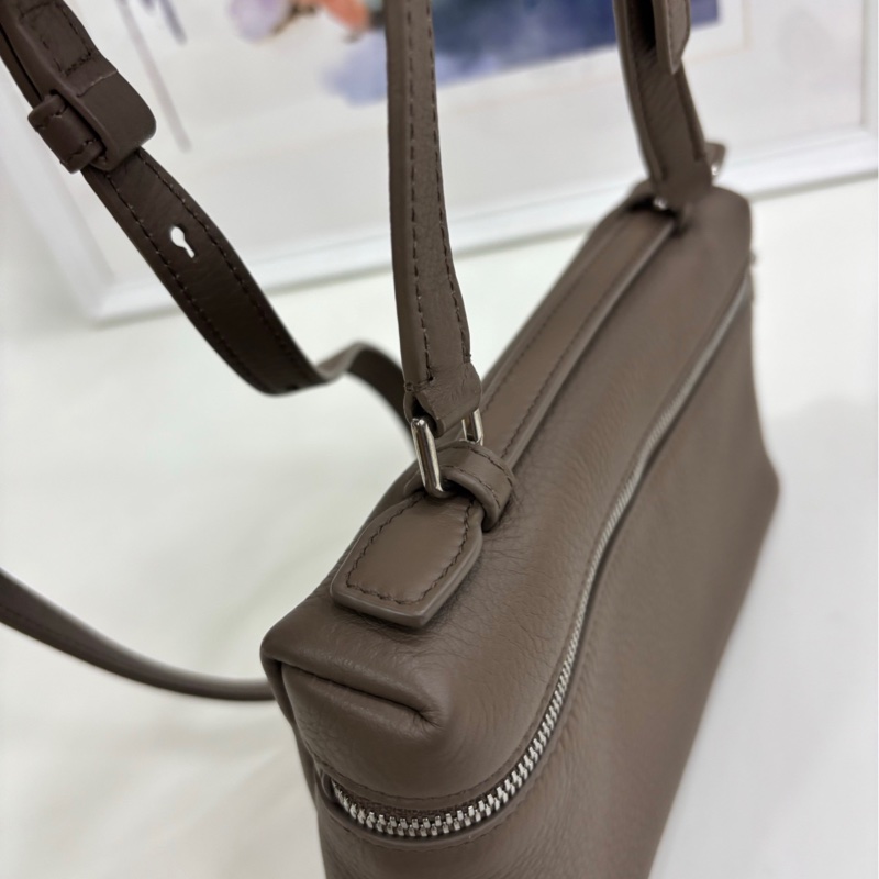 Loro Piana L19 大象灰銀色 23年購證 尺寸：19×11×6.5cm-7