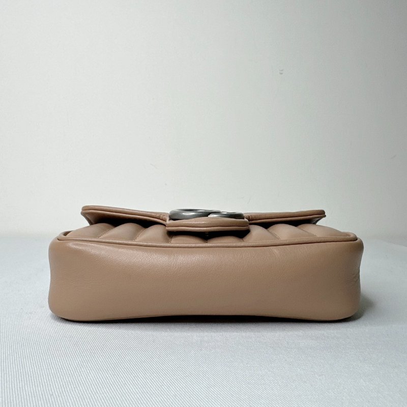 GUCCI Mini牛奶糖色翻蓋鏈包-10