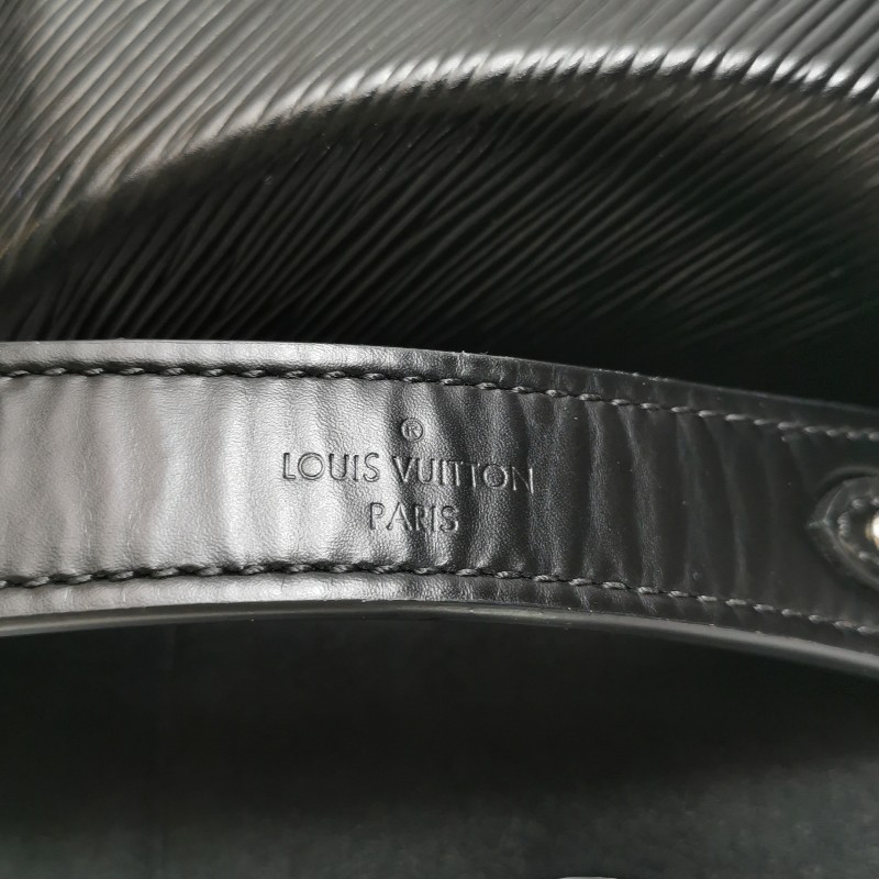 Louis Vuitton (LV) Bento Box牛皮水波紋斜挎包-17