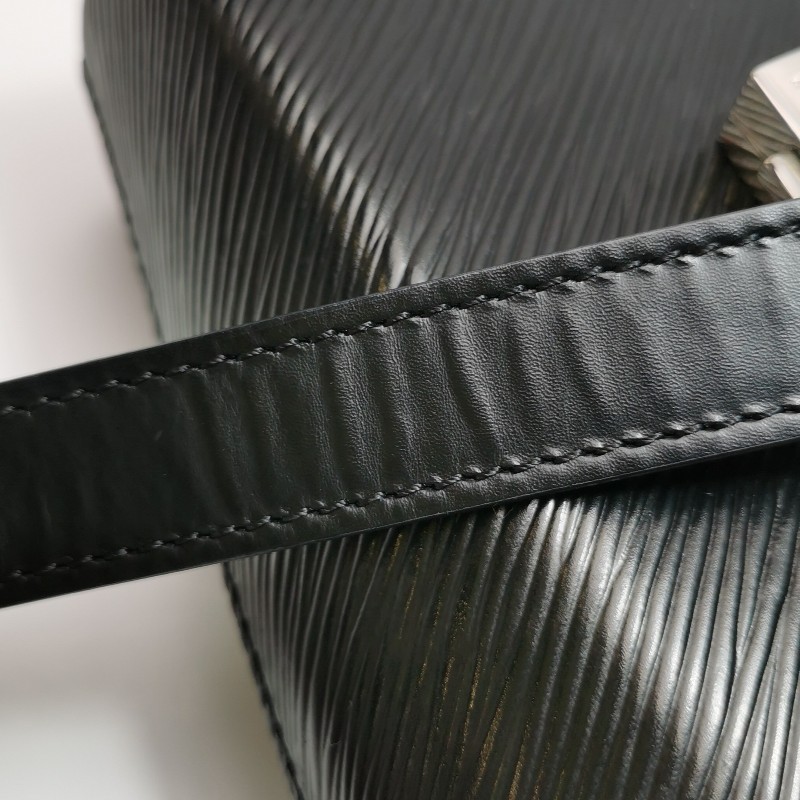 Louis Vuitton (LV) Bento Box牛皮水波紋斜挎包-18