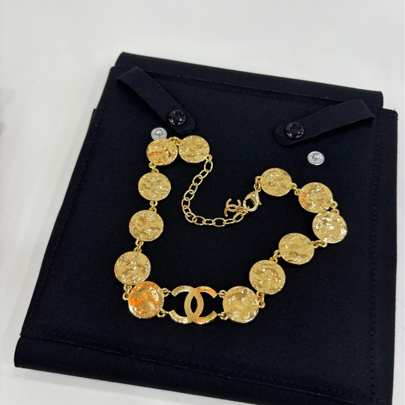 Chanel24C復古金色浮雕圓牌拼黑色雙C頸鍊 全新-4