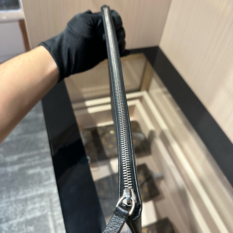Balenciaga巴黎世家 字母微标Logo拉链开合 手拿包-9