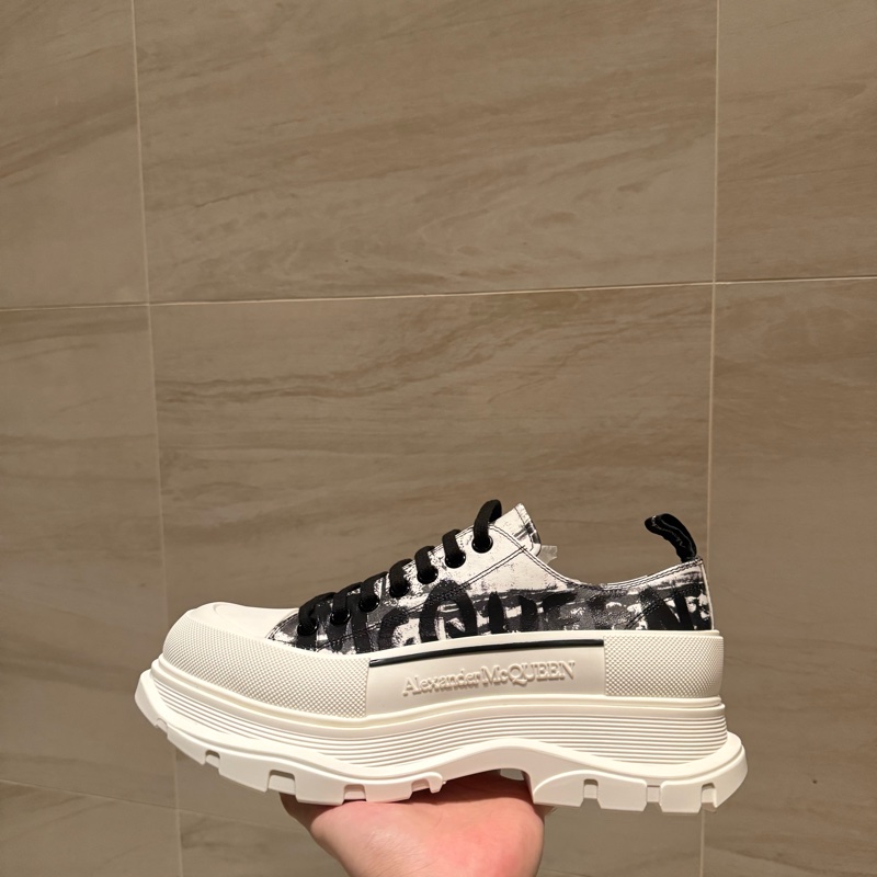 MCQ 馬丁鞋黑白塗鴉-0