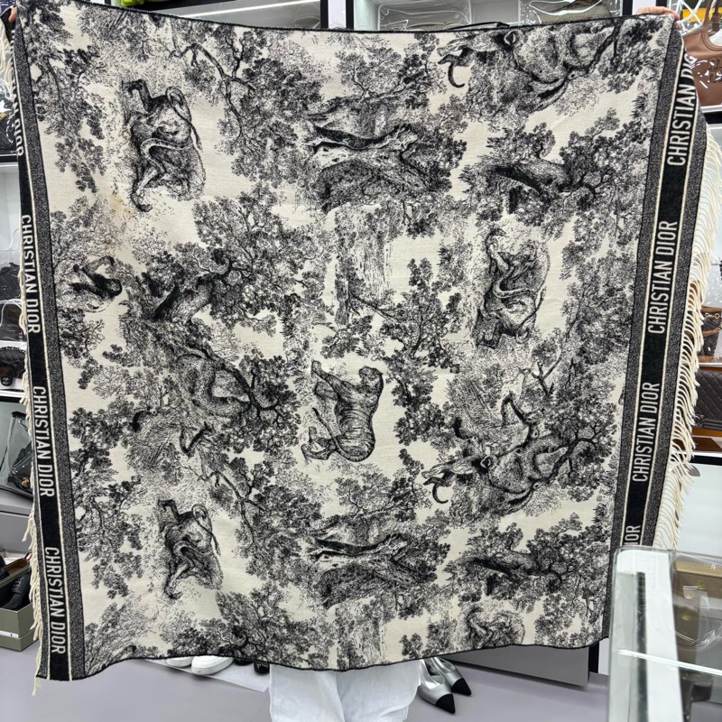 Dior/迪奧雙面羊絨大披肩 迪奧叢林動物園系列 這款披肩性價比真的很高,可以當披肩也可以當毯子蓋,夏天在空調房裡拿來蓋,非常實用!-3