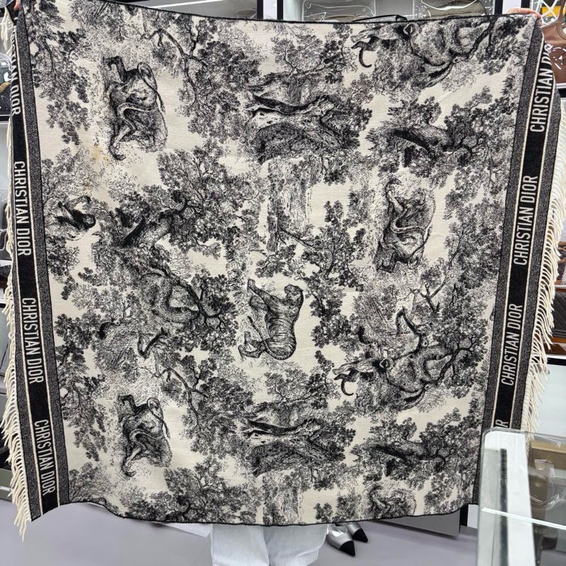 Dior/迪奧雙面羊絨大披肩 迪奧叢林動物園系列 這款披肩性價比真的很高,可以當披肩也可以當毯子蓋,夏天在空調房裡拿來蓋,非常實用!-4