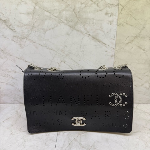CHANEL 雷射洞洞簍空字母黑翻蓋鍊包/27