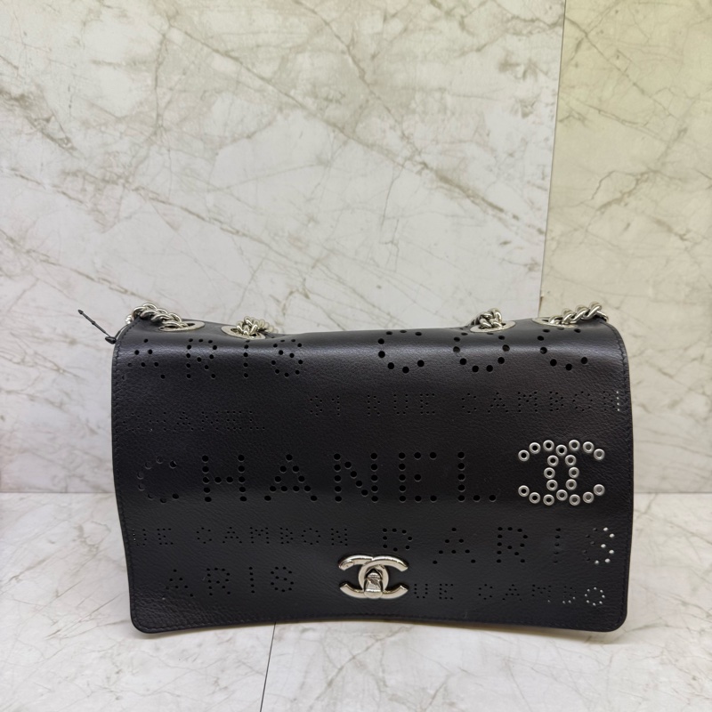 CHANEL 雷射洞洞簍空字母黑翻蓋鍊包/27-0