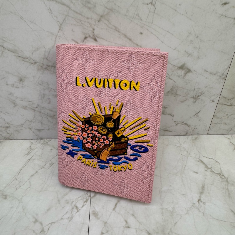 LV粉色櫻花寶箱造型護照套M26293-0