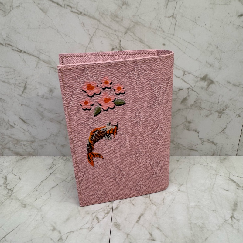 LV粉色櫻花寶箱造型護照套M26293-1