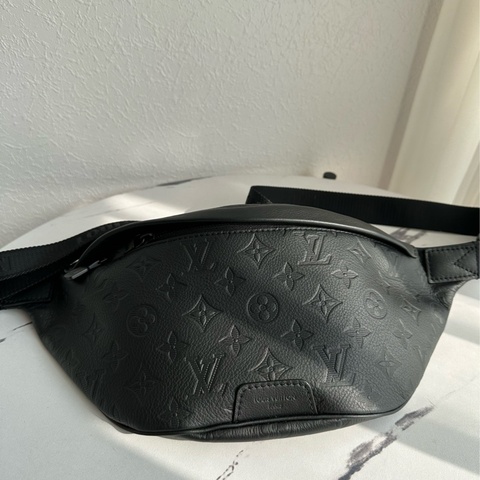 lv黑色壓紋胸包98新 閒置品