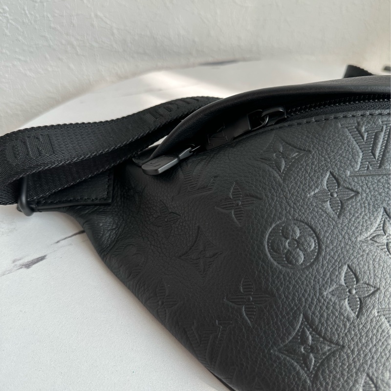 lv黑色壓紋胸包98新 閒置品-1
