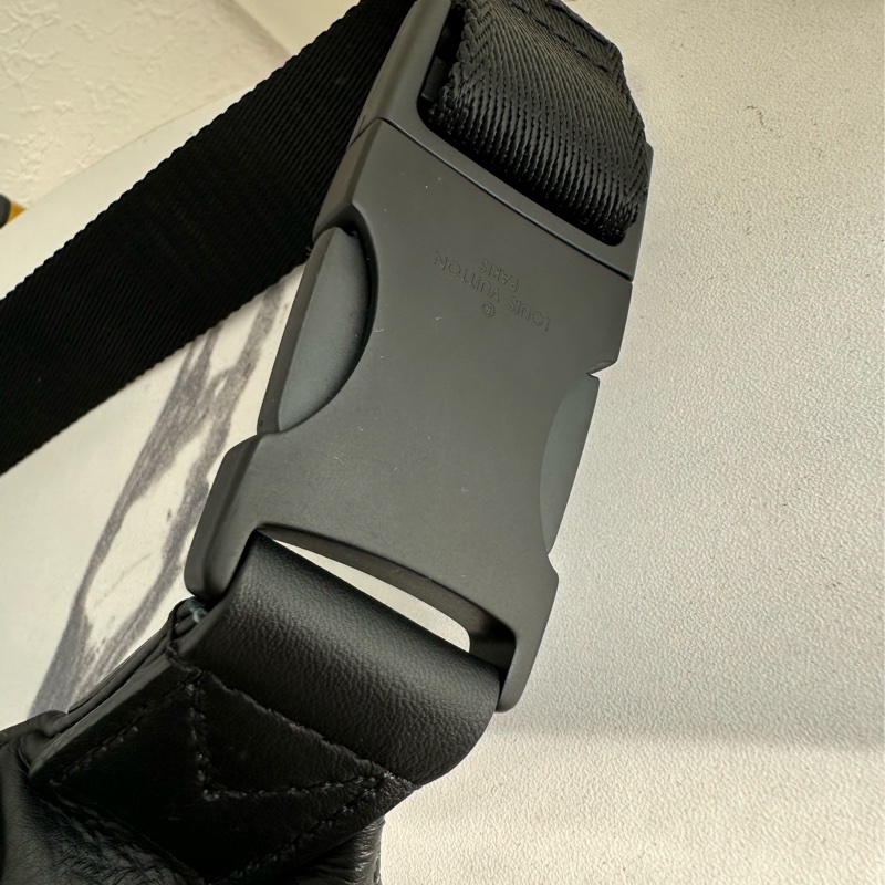 lv黑色壓紋胸包98新 閒置品-2
