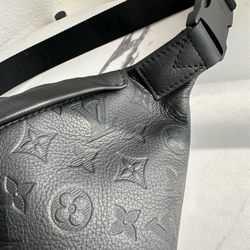 lv黑色壓紋胸包98新 閒置品-3