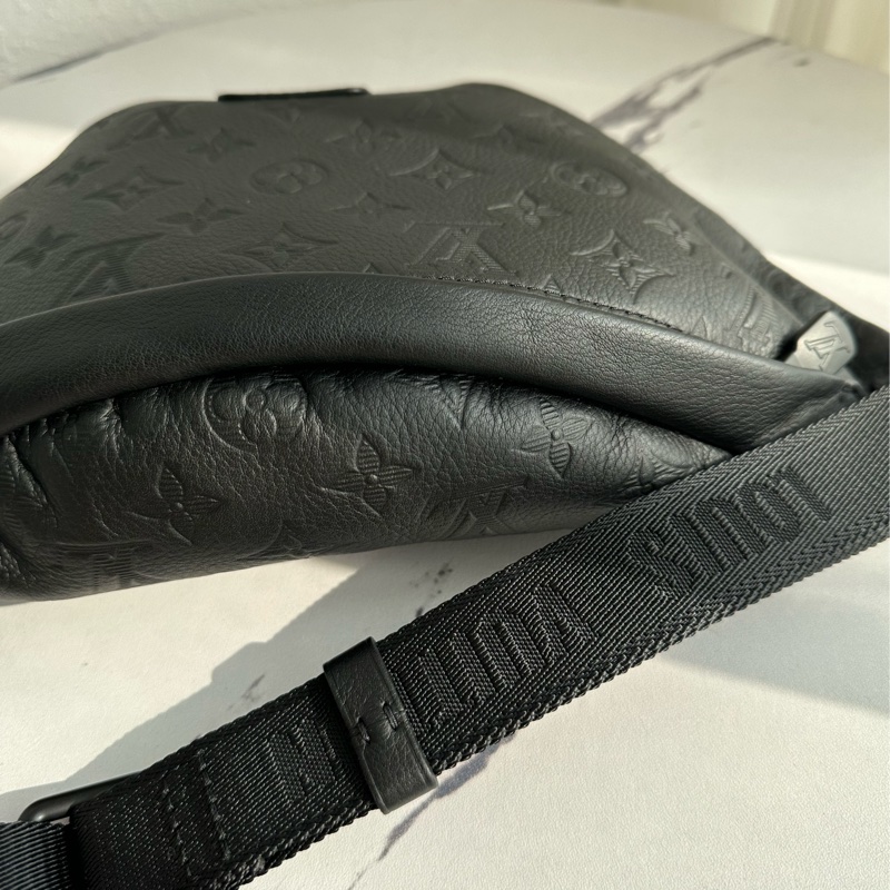 lv黑色壓紋胸包98新 閒置品-6