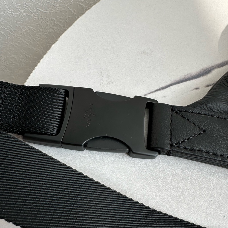 lv黑色壓紋胸包98新 閒置品-7