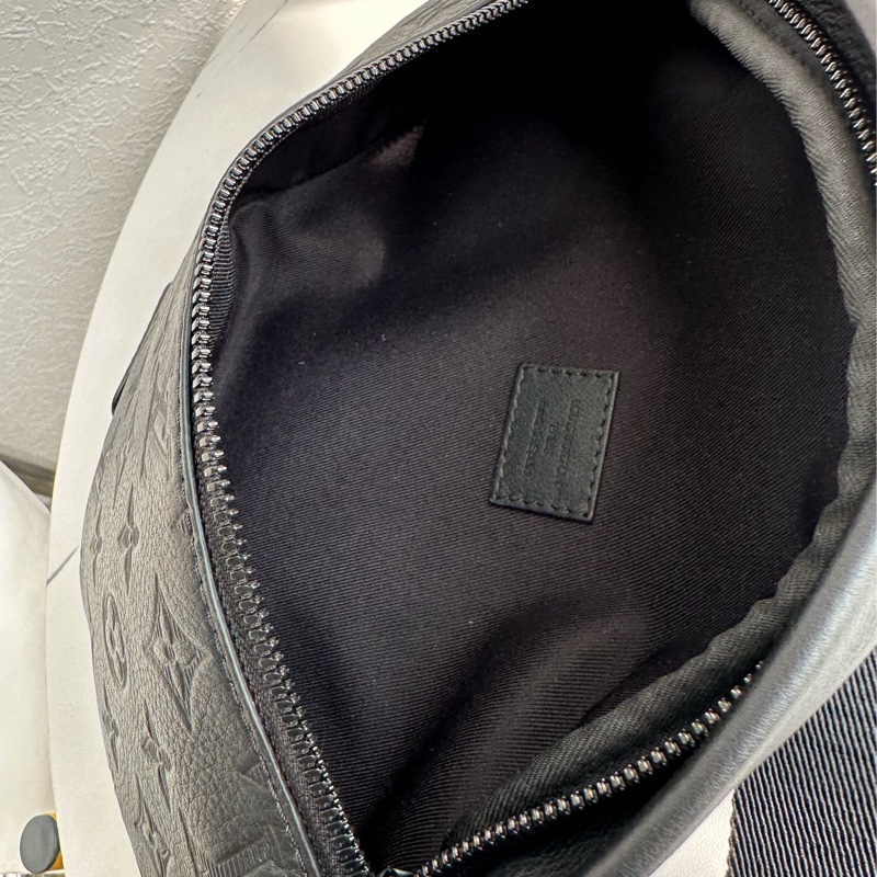 lv黑色壓紋胸包98新 閒置品-10