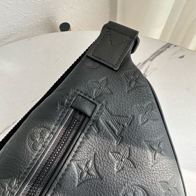 lv黑色壓紋胸包98新 閒置品-11