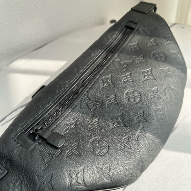 lv黑色壓紋胸包98新 閒置品-13