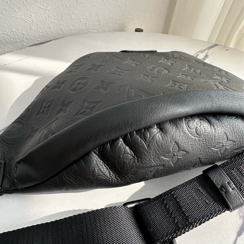 lv黑色壓紋胸包98新 閒置品-15