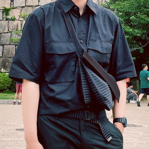 Homme Plisse 經典黑色腰包