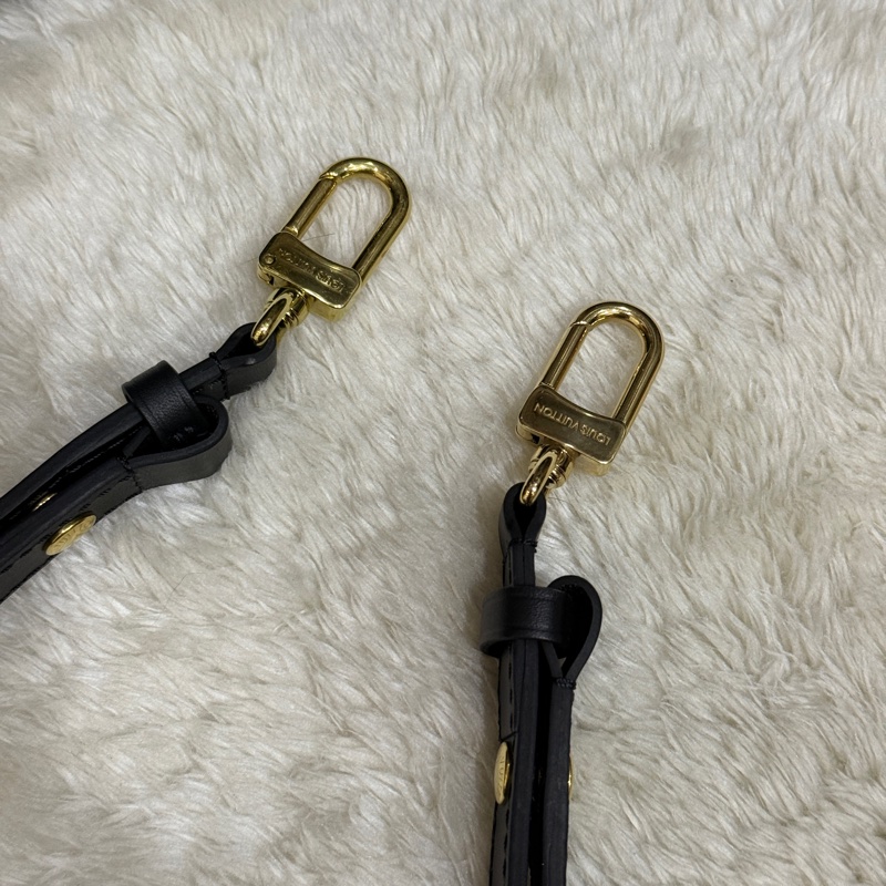 晶片款🎖️很輕好用的🖤LV黑色牛皮 大麻將包 長夾可放 斜背包 肩背包兩用-7