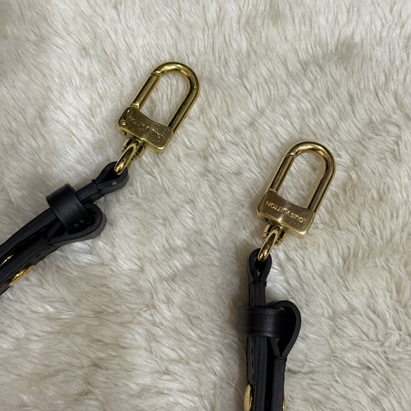晶片款🎖️很輕好用的🖤LV黑色牛皮 大麻將包 長夾可放 斜背包 肩背包兩用-8