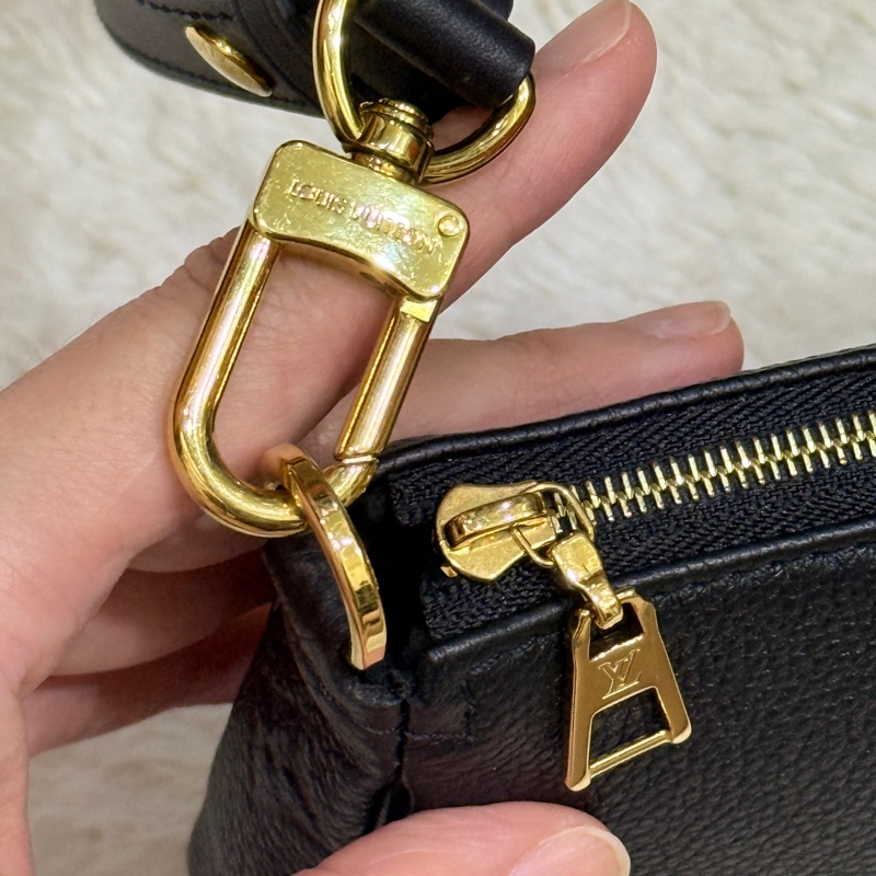 晶片款🎖️很輕好用的🖤LV黑色牛皮 大麻將包 長夾可放 斜背包 肩背包兩用-20