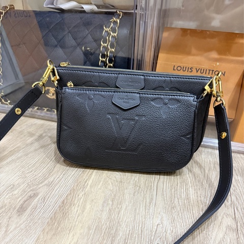 櫃上99500💰專櫃五折售🔥非常好用的🖤LV黑色牛皮  拉鍊斜背包 長夾可放 斜背包 肩背包兩用