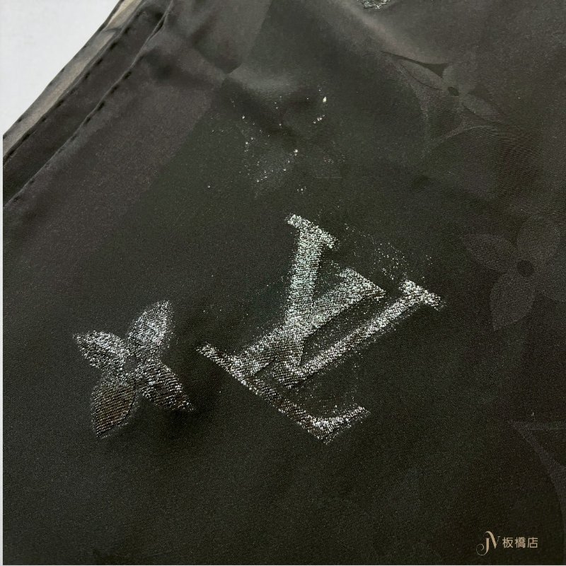 LV 黑色亮片浮雕LOGO長版絲巾-2
