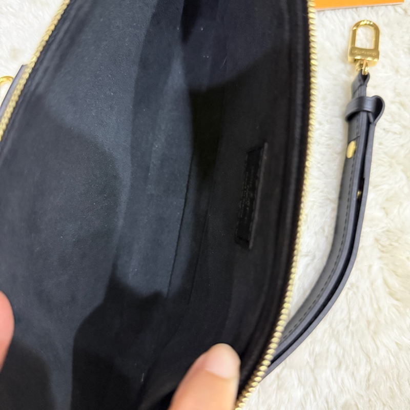 很輕好用的🖤LV黑色牛皮 大麻將包  男女用都可以 長夾可放 大手機可放 揹帶可拆 可調整長度 斜背包 肩背包 兩用-14