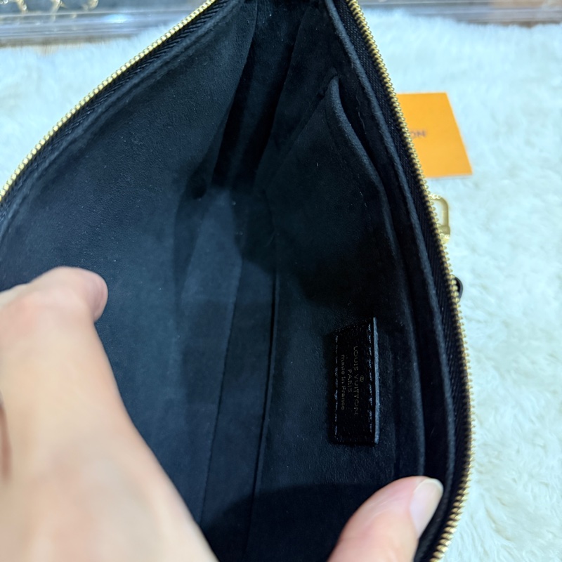 很輕好用的🖤LV黑色牛皮 大麻將包  男女用都可以 長夾可放 大手機可放 揹帶可拆 可調整長度 斜背包 肩背包 兩用-15