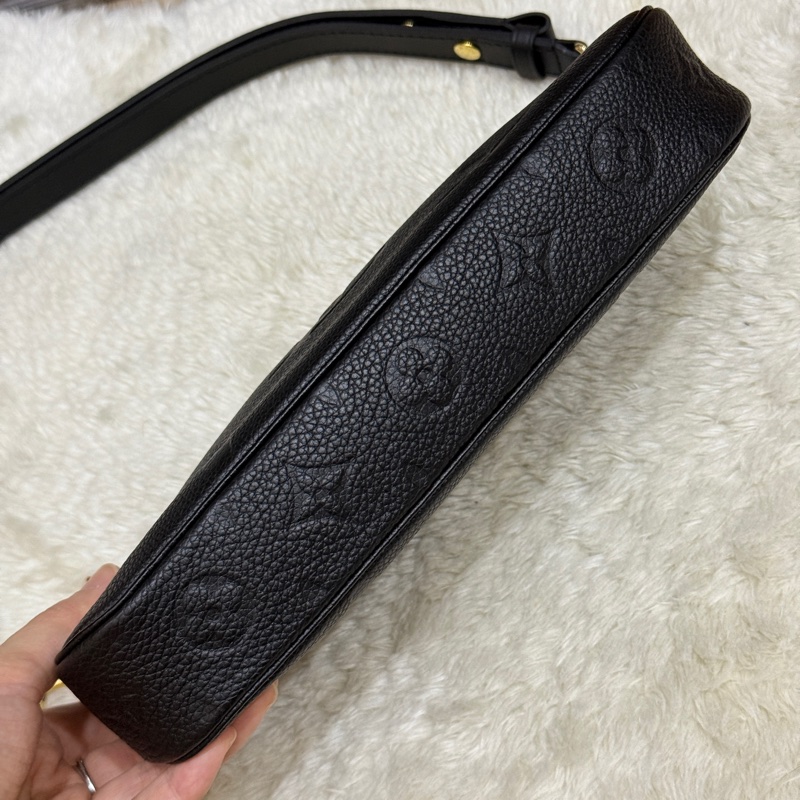 很輕好用的🖤LV黑色牛皮 大麻將包  男女用都可以 長夾可放 大手機可放 揹帶可拆 可調整長度 斜背包 肩背包 兩用-32