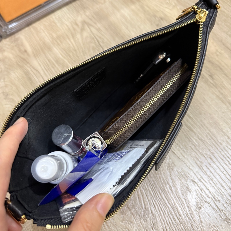 很輕好用的🖤LV黑色牛皮 大麻將包  男女用都可以 長夾可放 大手機可放 揹帶可拆 可調整長度 斜背包 肩背包 兩用-11