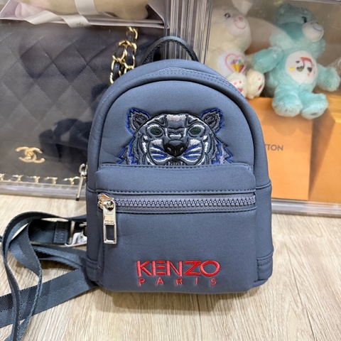 Kenzo超輕的防潑水後背包 可斜揹兩用 大人兒童都可以用  灰藍色很好看 也好搭 長夾跟大手機 護照都可放入 小巧但容量大