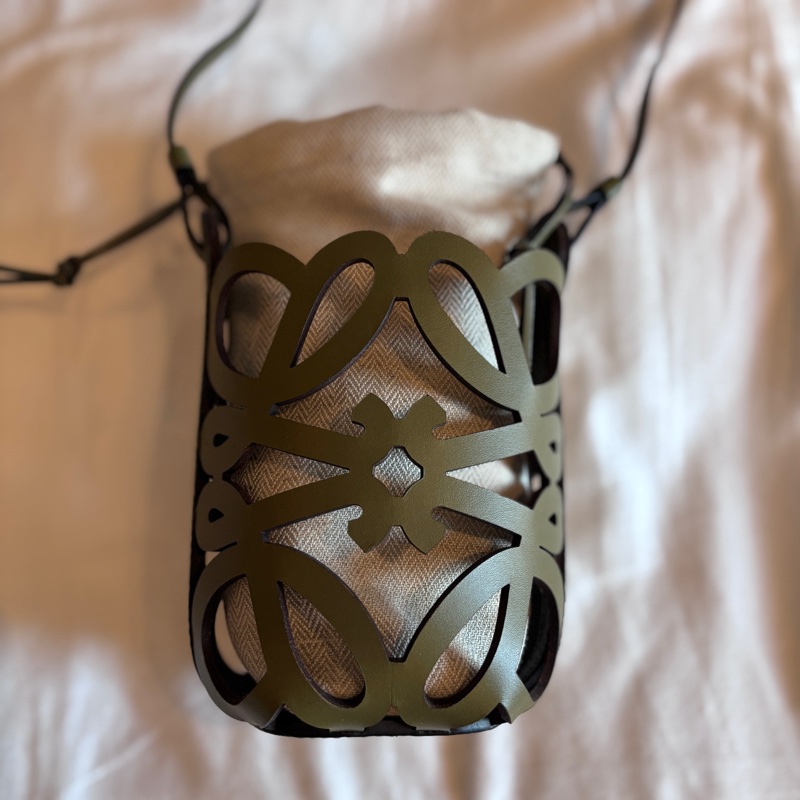 Loewe斜背小包-1
