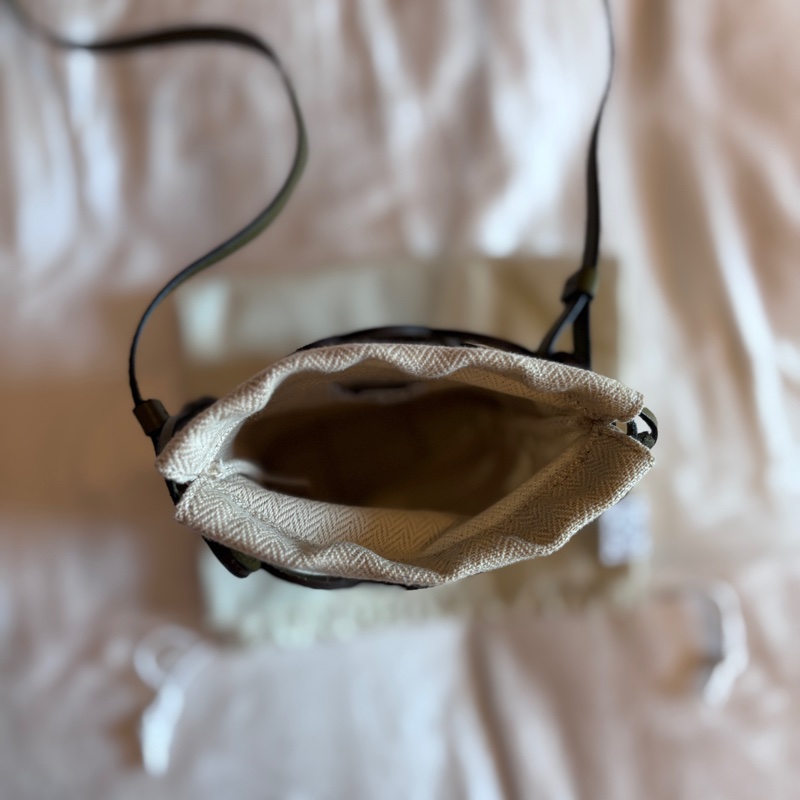 Loewe斜背小包-3