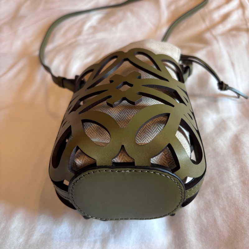 Loewe斜背小包-7